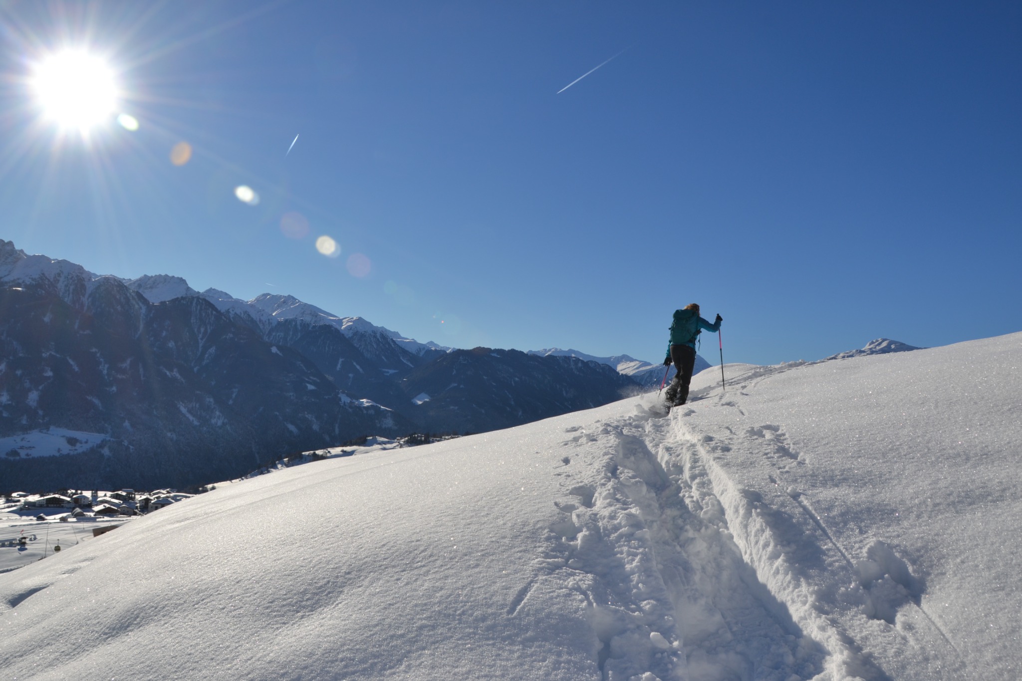 Aufstieg mit Schneeschuhen bei Sonnenschein
