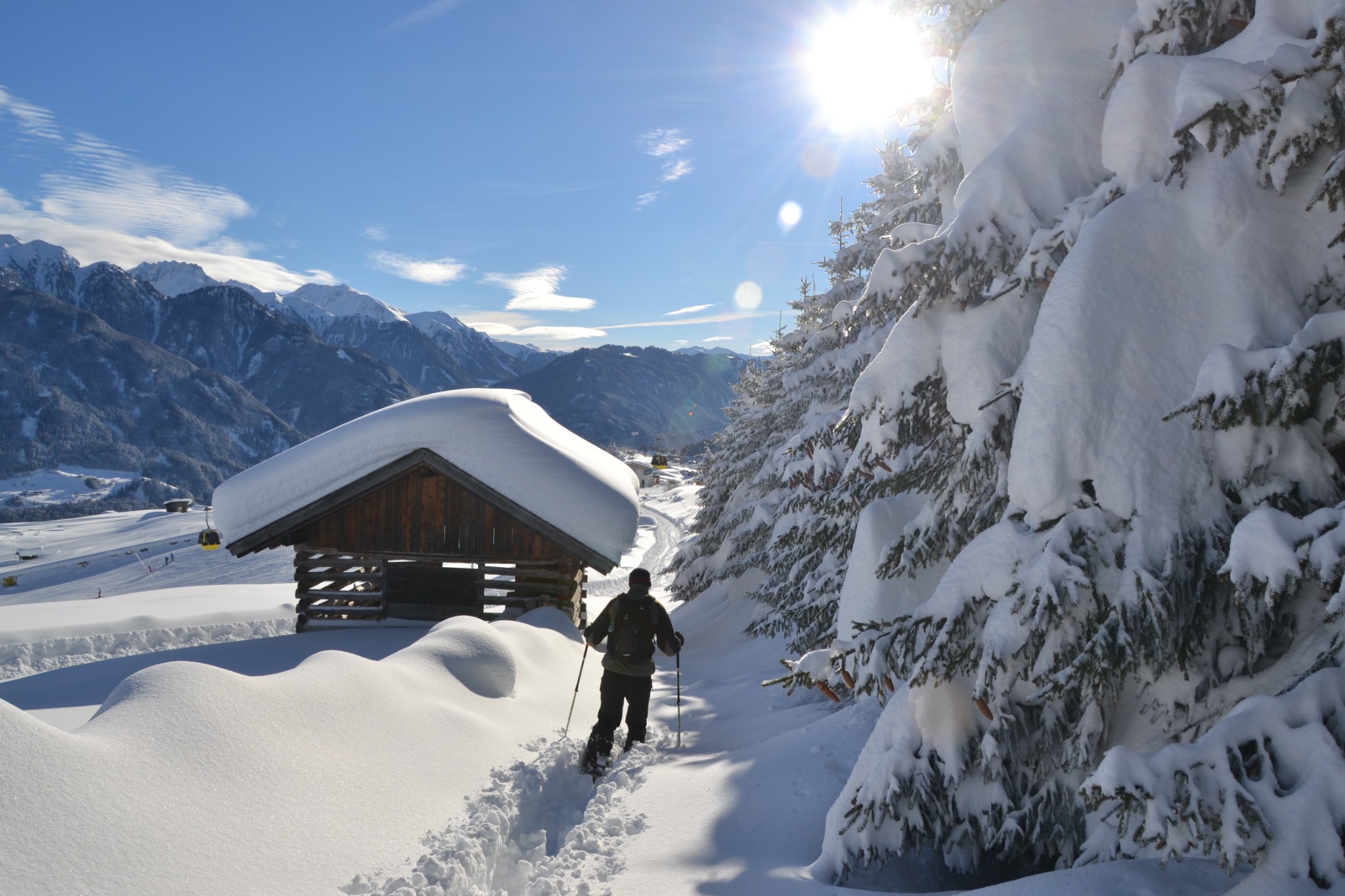 Schneeschuhwanderung durch die verschneite Tiroler Bergwelt