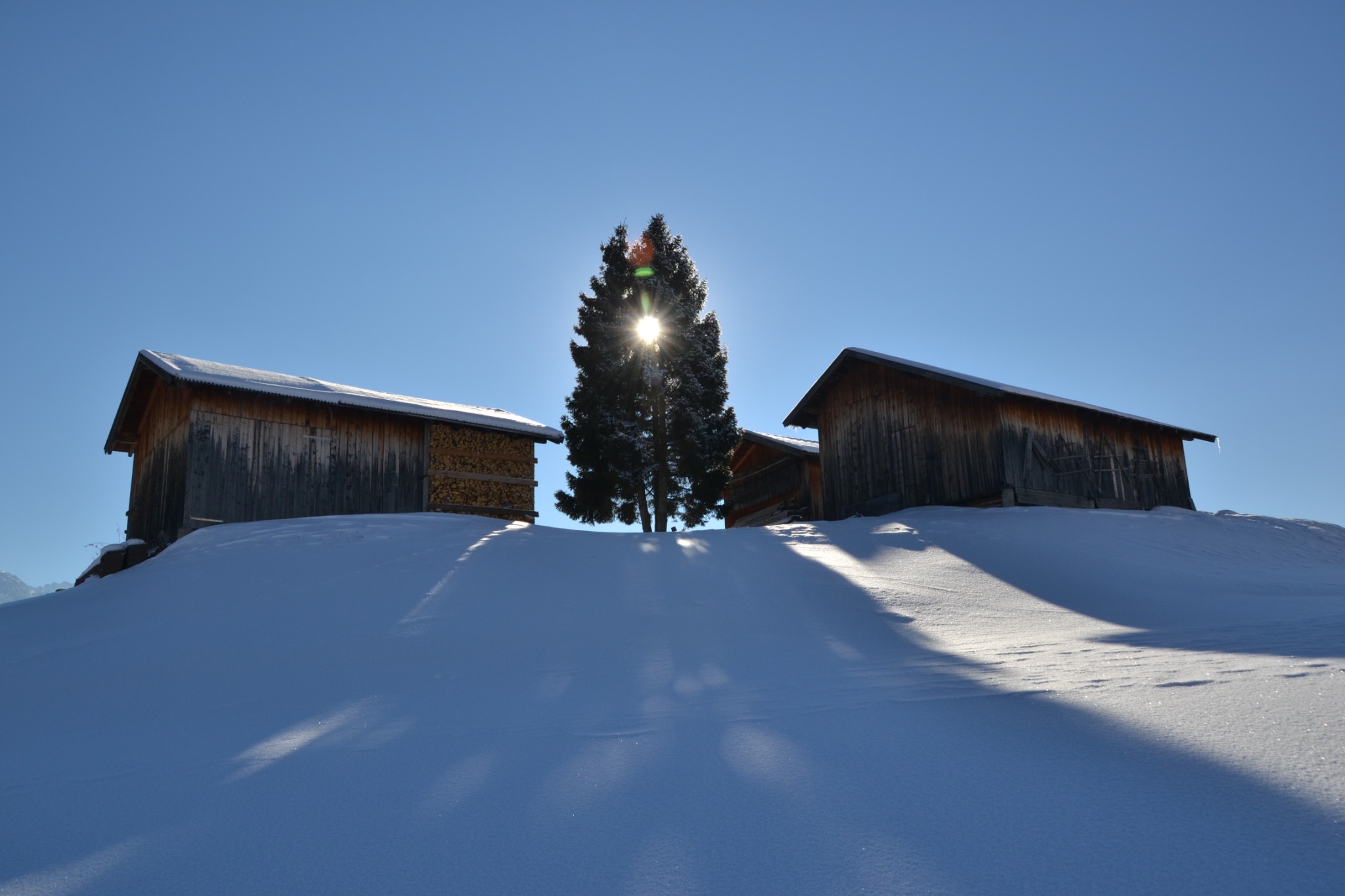 Verschneite Hütten in der Tiroler Bergwelt